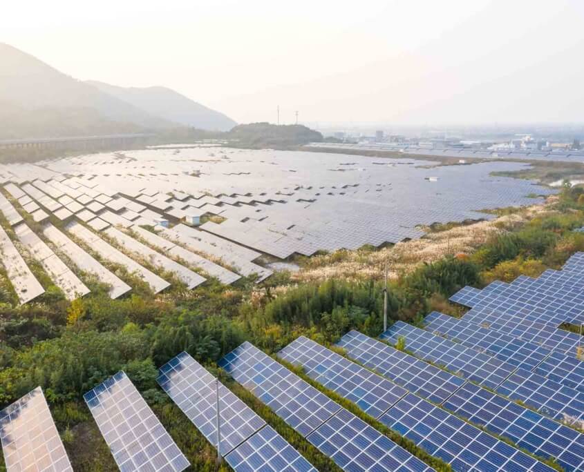 O3_Interior_Huge field with solar panels